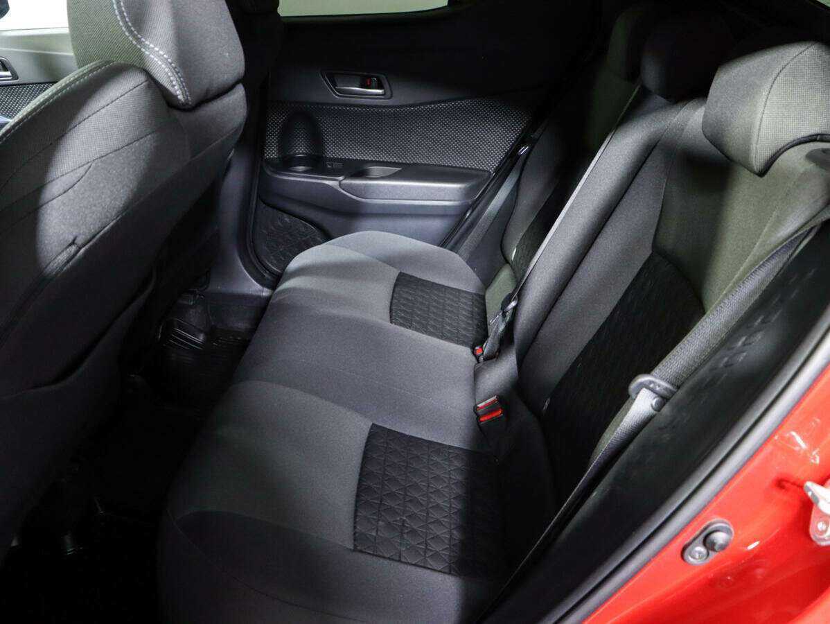 Купить Toyota C-HR с пробегом. Фото: #7