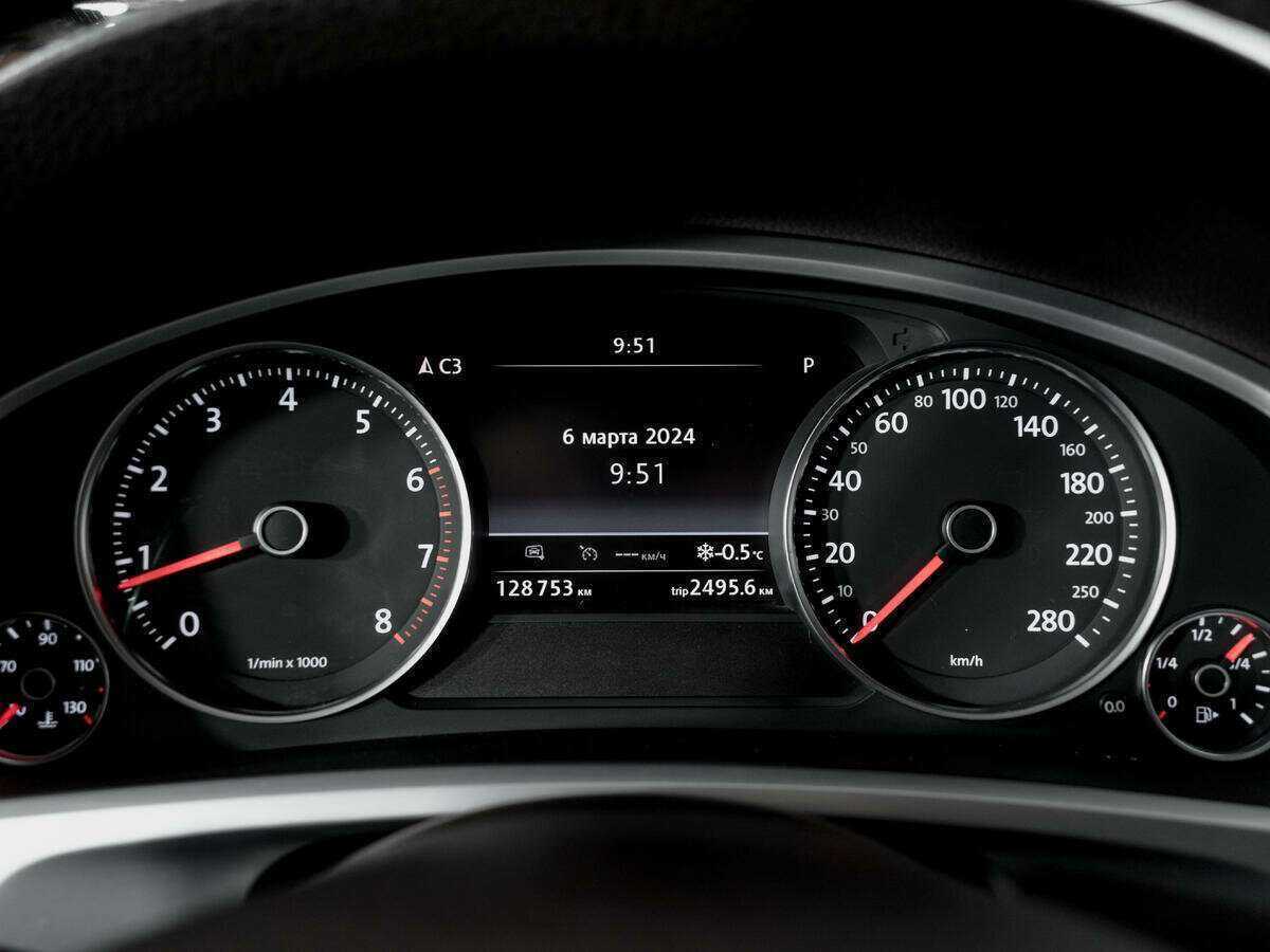 Купить Volkswagen Touareg с пробегом. Фото: #10