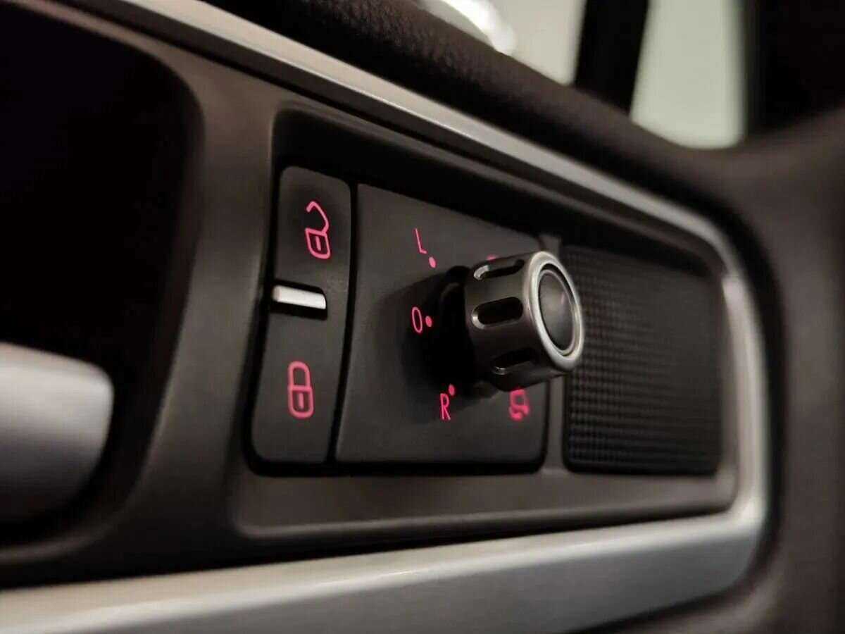 Купить Volkswagen Touareg с пробегом. Фото: #11