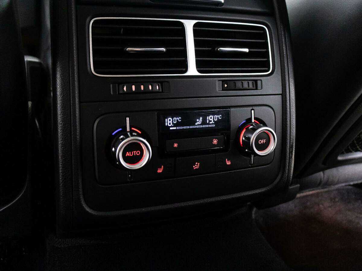 Купить Volkswagen Touareg с пробегом. Фото: #24