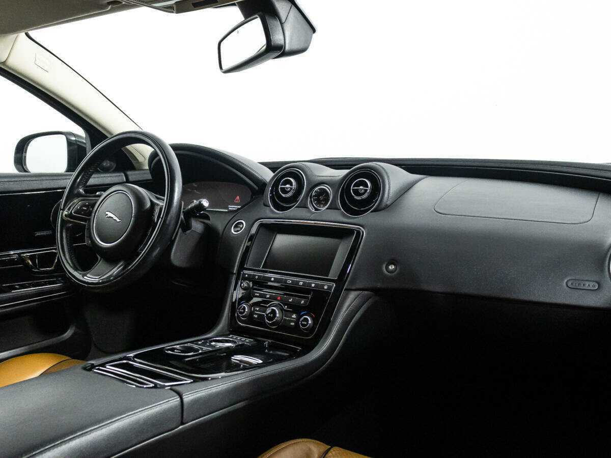 Купить Jaguar XJ с пробегом. Фото: #8