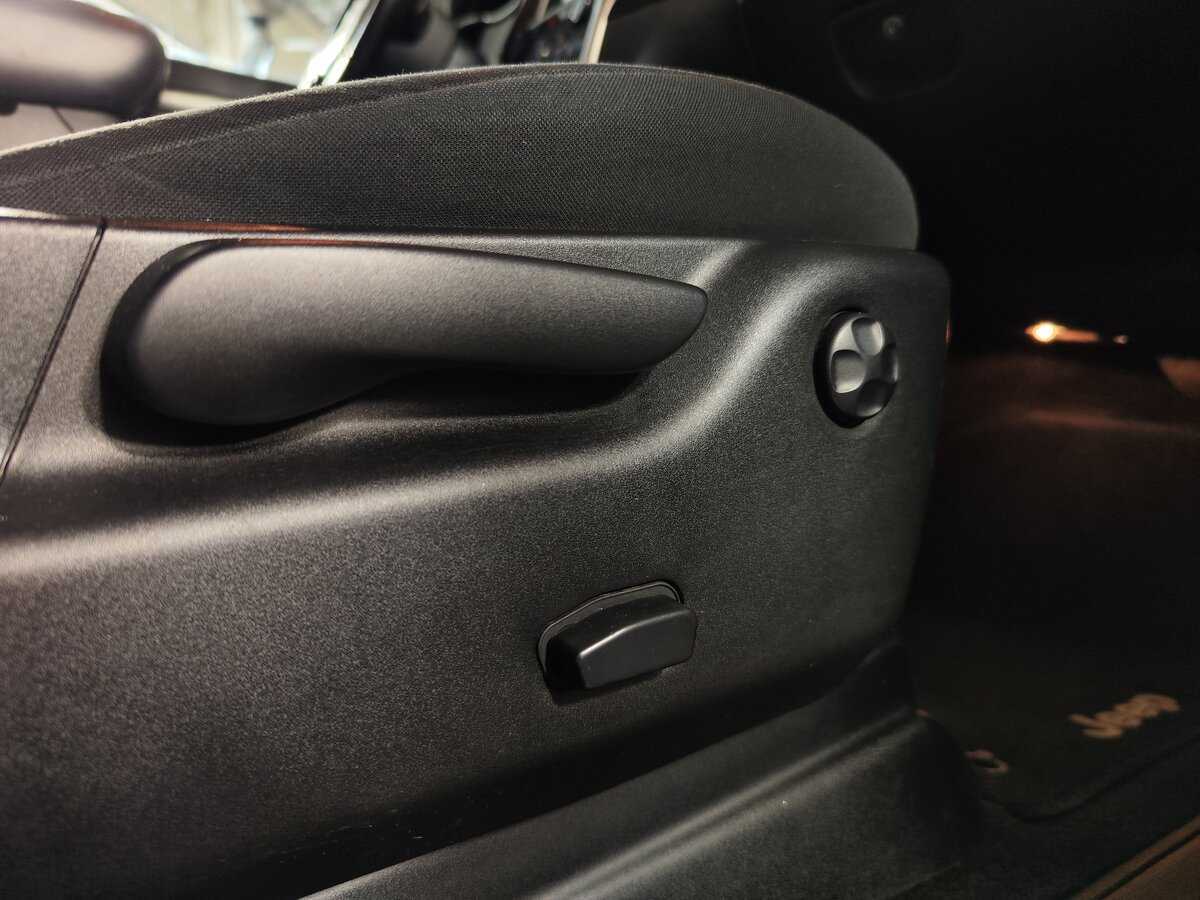 Купить Jeep Grand Cherokee с пробегом. Фото: #21