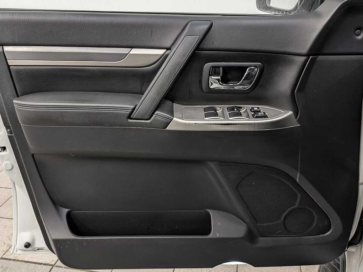 Купить Mitsubishi Pajero с пробегом. Фото: #18