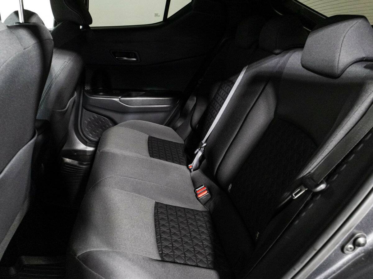 Купить Toyota C-HR с пробегом. Фото: #9